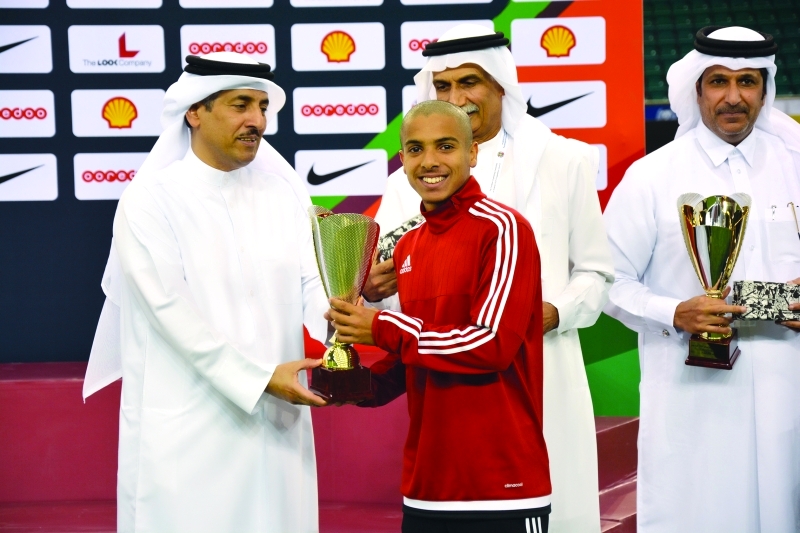 "■ حسين باعبدالله يتسلم جائزة أفضل لاعب | البيان"