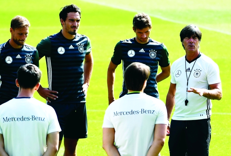 "■ لوف خلال تدريبات المنتخب الألماني | أ ف ب"