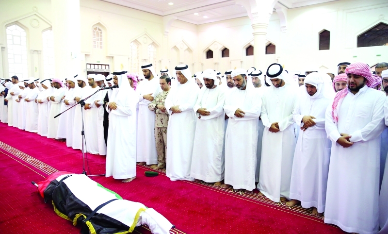 "■ سموه وجموع المواطنين يؤدون صلاة الجنازة على الشهيد البطل"