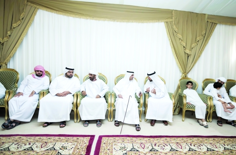 "■ حمد الشرقي ومحمد بن حمد خلال تقديم واجب العزاء   |   وام"
