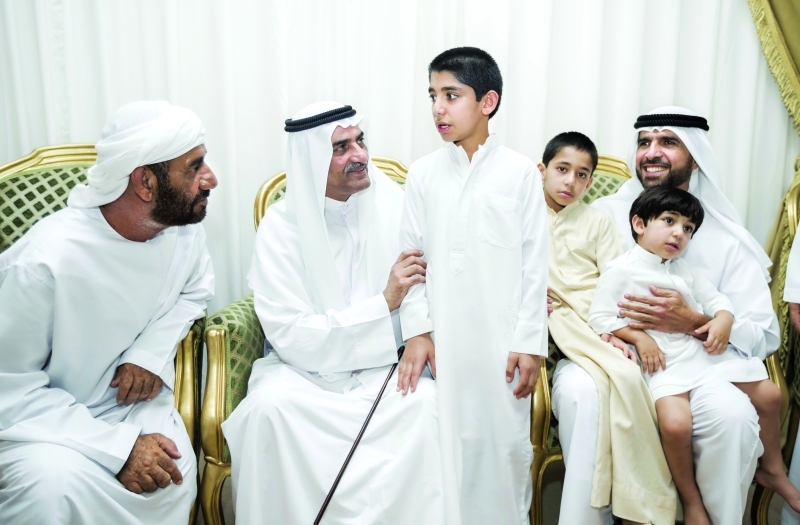 "■ حاكم الفجيرة يحتضن أحد أبناء الشهيد راشد الحبسي"