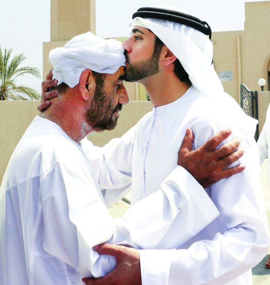 "■ حمدان بن محمد يقدم العزاء في الشهيد راشد الحبسي | تصوير: خليفة اليوسف"