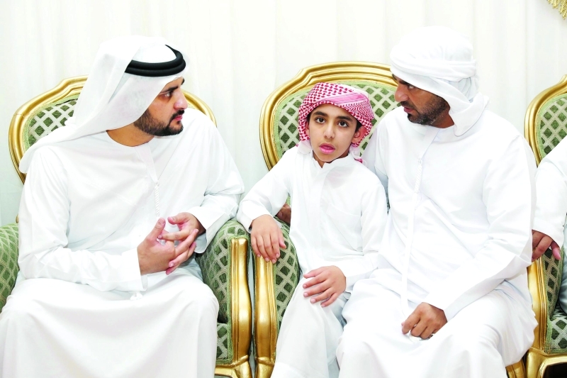 "■ مكتوم بن محمد خلال العزاء"