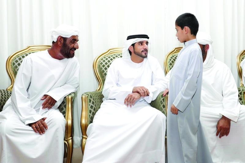 "■ حمدان بن محمد أثناء العزاء"