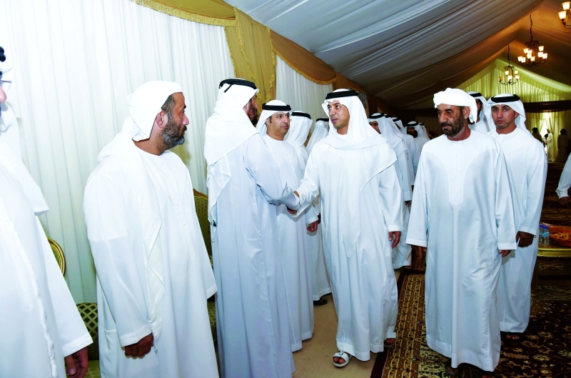 "■ منصور بن زايد معزياً ذوي الشهيد"