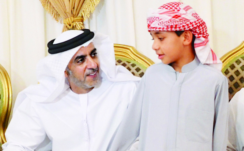 "■ سيف بن زايد خلال تقديمه العزاء"