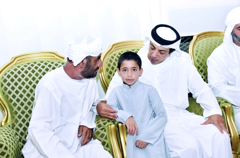 "■ منصور بن زايد أثناء العزاء"