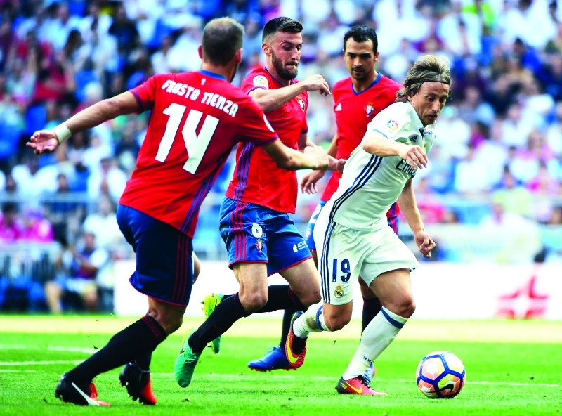 "■ جانب من لقاء ريال مدريد وأوساسونا | أ ف ب"