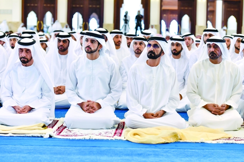 "■ محمد بن راشد وحمدان بن محمد وأحمد بن سعيد ومحمد بن خليفة يستمعون إلى خطبة العيد | تصوير: محمد هشام"