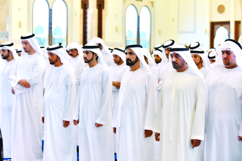 "■ محمد بن راشد وحمدان ومكتوم بن محمد وأحمد بن سعيد وسعيد بن حمدان بن راشد ومحمد بن خليفة يؤدون صلاة العيد"