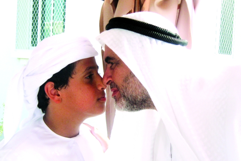 "■ تبادل التهاني بين الكبار والصغار | تصوير: يونس الأمير"