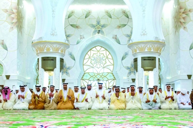 "Ⅶ محمد بن زايد وسيف وسرور بن محمد وهزاع وسعيد وعيسى ونهيان وسيف وطحنون بن زايد ونهيان بن مبارك يؤمّنون دعاء الخطيب  |  وام"