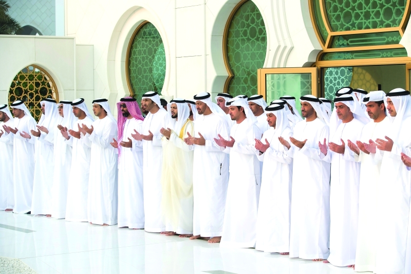 "Ⅶ محمد بن زايد وهزاع وسعيد وعيسى وسيف وطحنون ومنصور وحامد وعبد الله وخالد بن زايد يقرأون الفاتحة على روح الشيخ زايد"
