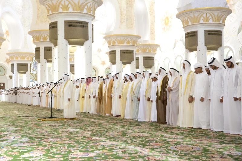 "Ⅶ محمد بن زايد وسيف بن محمد وهزاع وسعيد وعيسى ونهيان بن زايد خلال أداء صلاة العيد"