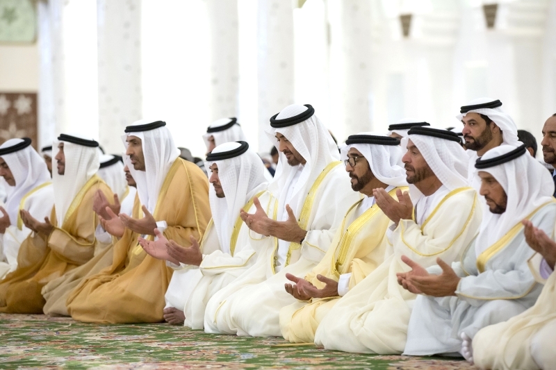 "Ⅶ محمد بن زايد وسيف وسرور بن محمد وهزاع وسعيد ونهيان وسيف بن زايد ومحمد آل حامد يؤمّنون دعاء الخطيب"
