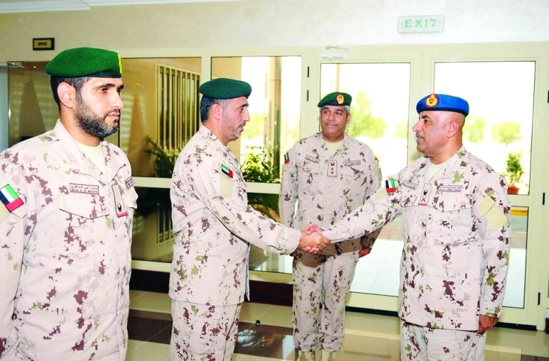 "■ إسحاق البلوشي خلال زيارته قيادة حرس الرئاسة"