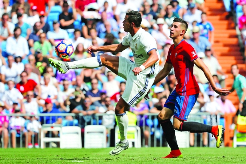 "■ رونالدو خلال لقاء ريال مدريد وأوساسونا | أ ف ب"