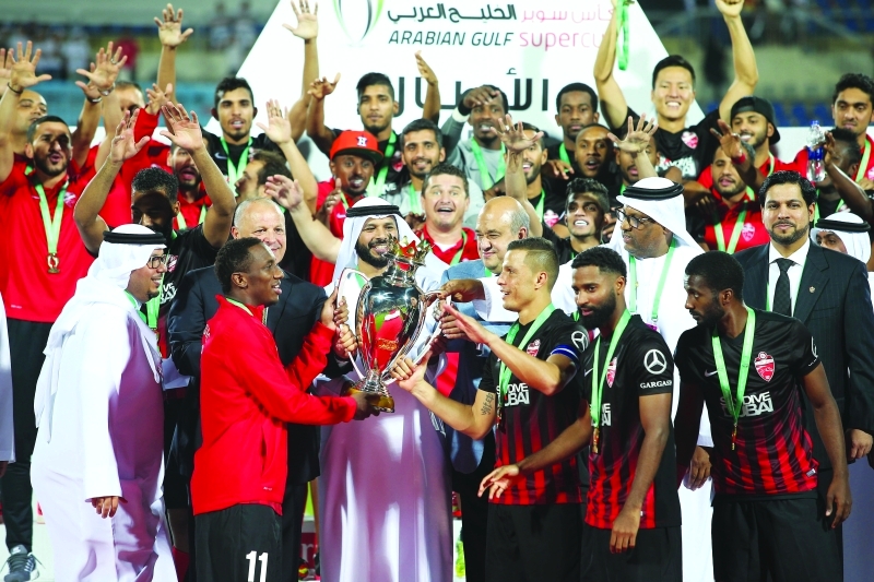 "Ⅶ بن غليطة يسلم كأس البطولة للاعبي الأهلي بحضور أبو ريدة | البيان"