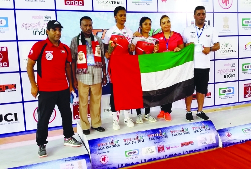 "■ منتخب الإمارات للإناث يحمل علم الإمارات"