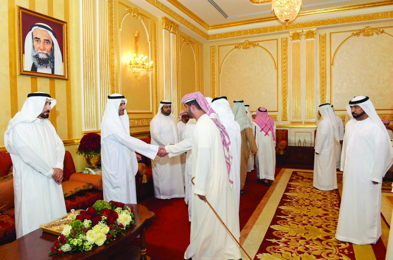 "■ حمد الشرقي خلال استقباله المهنئين بحضور محمد بن حمد وسيف الشعفار"