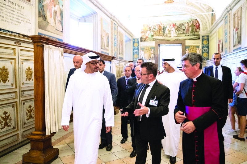 "■ محمد بن زايد خلال زيارته مكتبة ومجمع متاحف الفاتيكان يرافقه عبد الله بن زايد  |  وام"