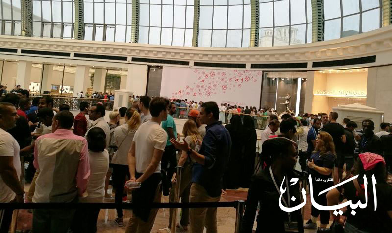 «البيان» ترافق منتظري آيفون7 في مول الإمارات