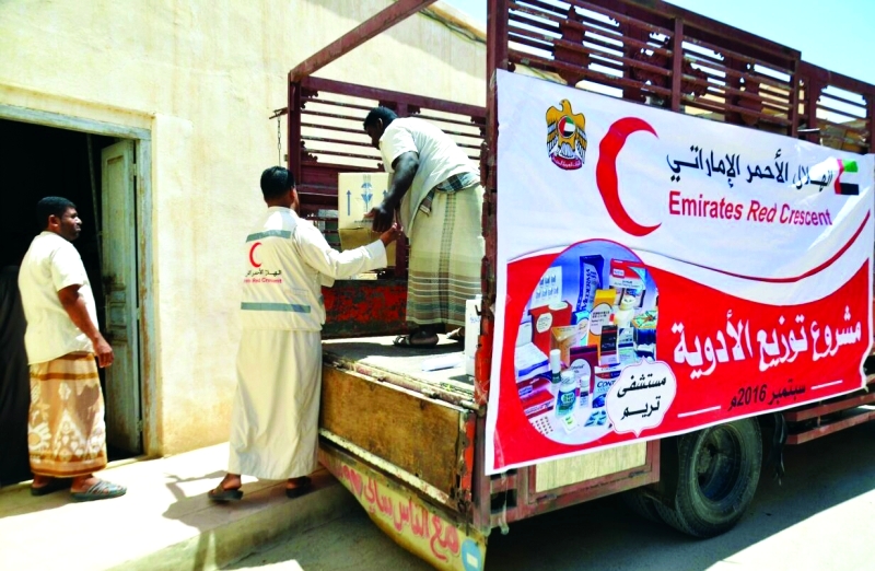 "■ خلال تفريغ إحدى شاحنات الأدوية  |  وام"
