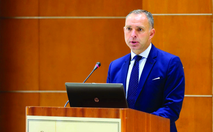 "مارك سيدويل يلقي كلمته خلال المؤتمر أمس"