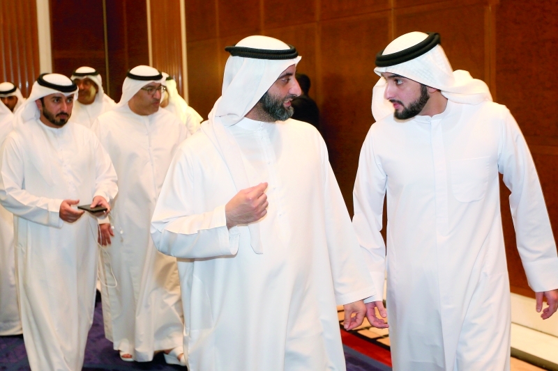 "■ أحمد بن محمد في حديث جانبي مع سعيد بن مكتوم"