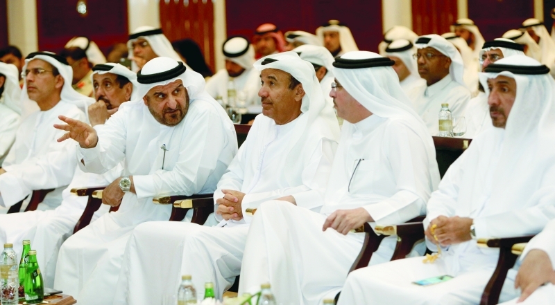 " حسين لوتاه وسعيد الطاير وحمد الشيباني وعبد الرحمن آل صالح وعبدالله الشيباني وقيادات تنفيذية خلال الورشة | تصوير زافير ويلسون"