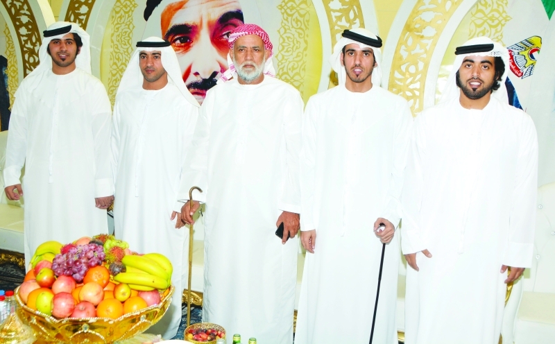 "العريس جاسم محمد خلفان الكتبي ووالده وأخوانه"