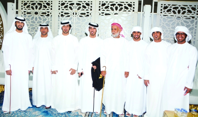 "العريس جاسم محمد خلفان الكتبي والأهل والأصدقاء"