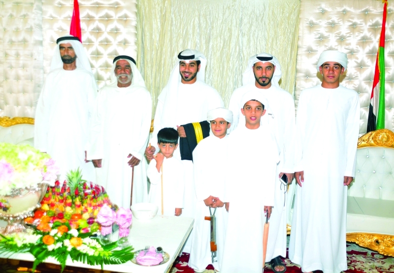 "العريس عبد الله المقبالي يتوسط الأهل"