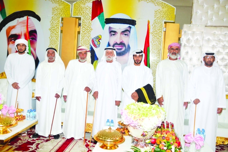 "العريس عبد الله راشد المقبالي وعدد من كبار الشخصيات"