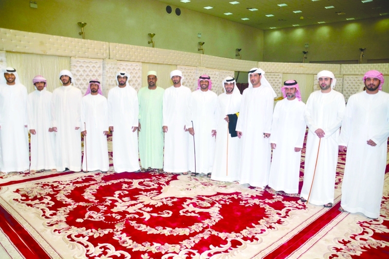 "العريس عبد الله المقبالي يتوسط جمعاً من الأصدقاء"