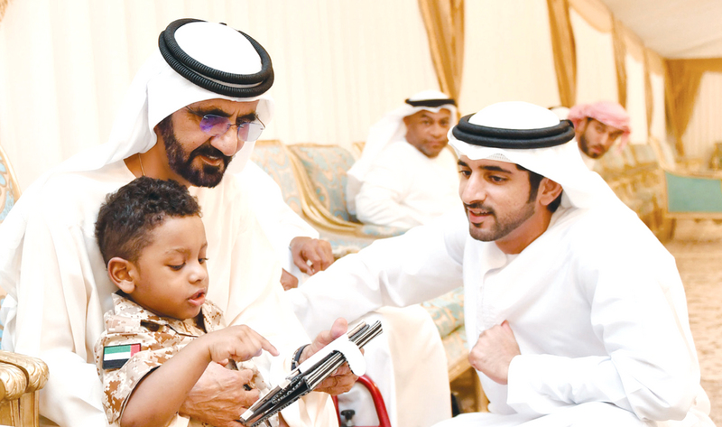 "محمد بن راشد وحمدان بن محمد في حديث أبوي مع ابن الشهيد الفلاسي  |  تصوير: محمد هشام"