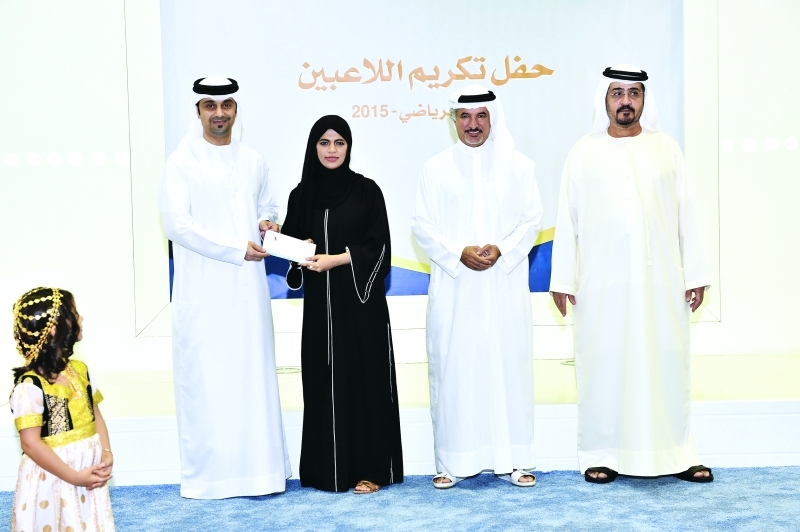"■ خالد المدفع وسعيد حارب وابراهيم البناي خلال تكريم آمنة نعمان | البيان"