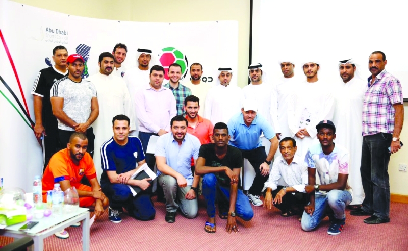 "■ اللجنة المنظمة مع ممثلي الفرق عقب القرعة | البيان"