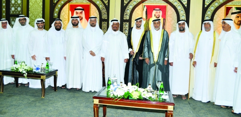 "■ ضاحي خلفان وجانب من الحضور خلال الحفل"