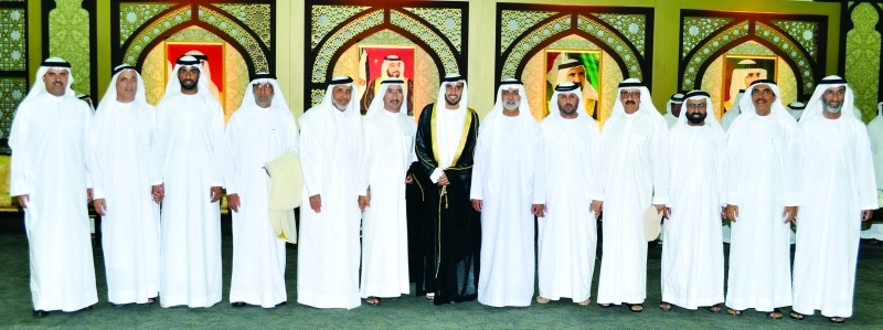 "■ نهيان بن مبارك يتوسط العريس وذويه بحضور سعيد الرقباني وسعيد الكندي | وام"