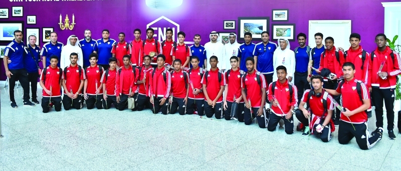 "■ منتخب الناشئين في صورة تذكارية لدى وصوله إلى الدولة | البيان"