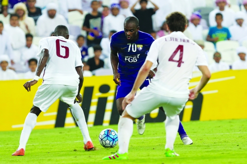 "■ لاعبان من الجيش يحاولان فرض حصار على لاعب العين | البيان"