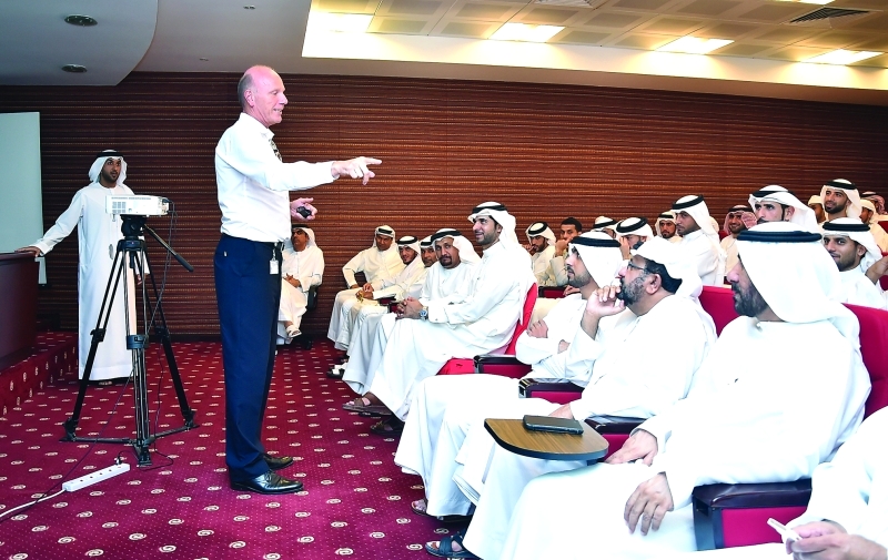 "■ ستيف بينيت يقدم ملاحظاته خلال البرلمان الأسبوعي للحكام | البيان"
