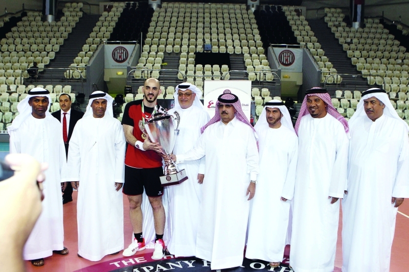 "■ كبار الحضور خلال تتويج كابتن الريان بكأس البطولة"