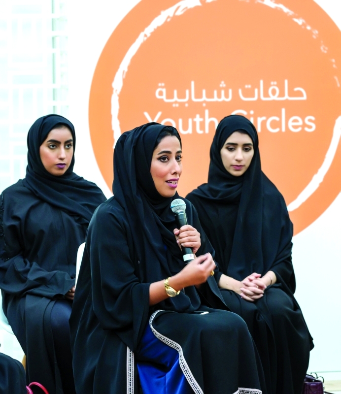 "Ⅶ منى المري متحدثة خلال الحلقة الشبابية في مؤسسة دبي للمرأة"