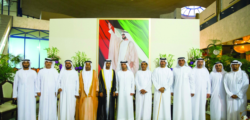"■ هزاع بن زايد يتوسط العريس وذويه بحضور محمد الرميثي وأحمد بن شبيب وعلي بن تميم  |  وام"