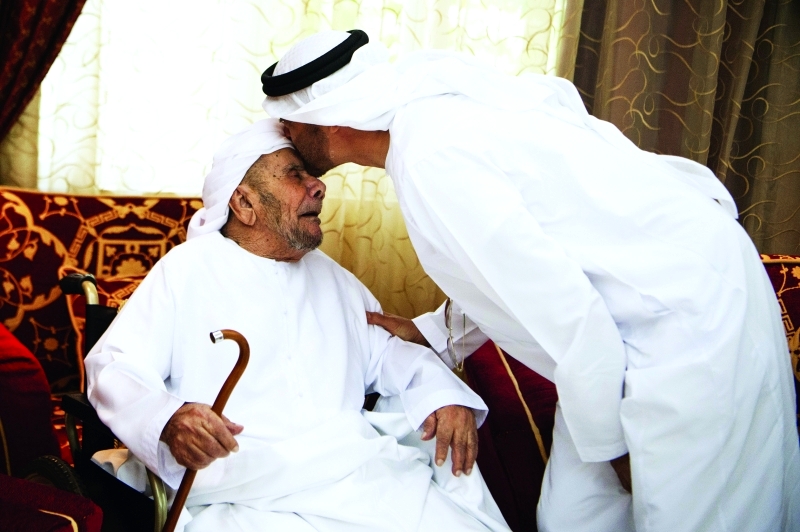 "■ محمد بن زايد خلال زيارته عقيدة المهيري"