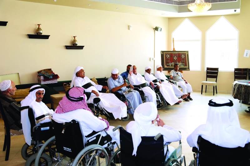 "■ تمكين ذوي المسنين وأقاربهم من تقديم الرعاية المتميزة لكبار السن | أرشيفية"