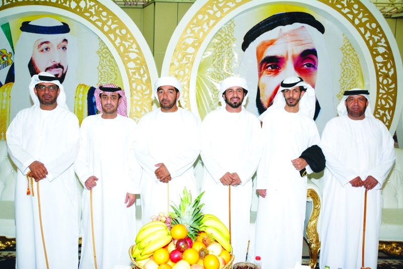 "العريس أحمد مع الأهل والأصدقاء"