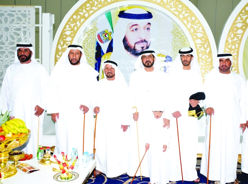 "علي سالم الكعبي مع العريس وعدد من كبار الحضور"